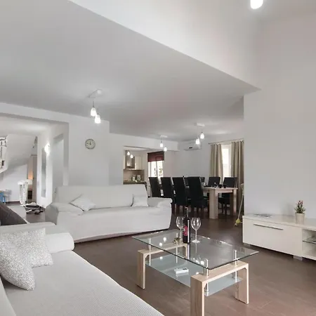 Beautiful Home In Marcana With Kitchen *